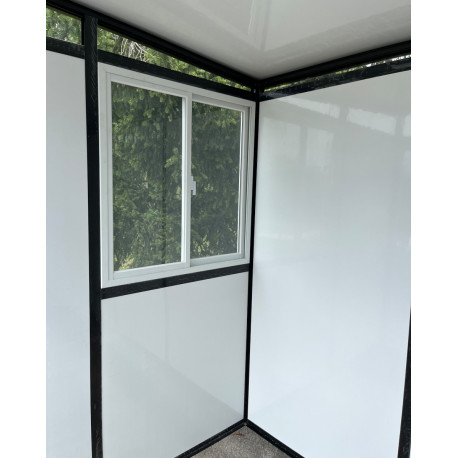 Weißes Schiebefenster für Gartenhaus mit schwarzem Rahmen und anthrazitfarbenen Paneelen - Everbox